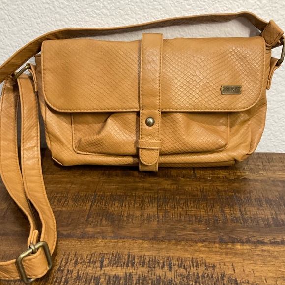 Roxy Tan Faux Leather Crossbody Bag Like New - Picture 1 of 10